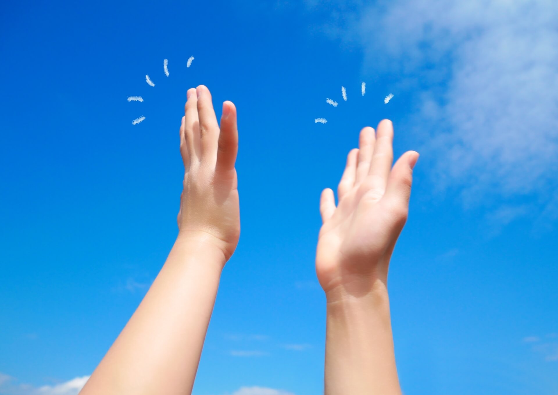 ハイタッチをしている