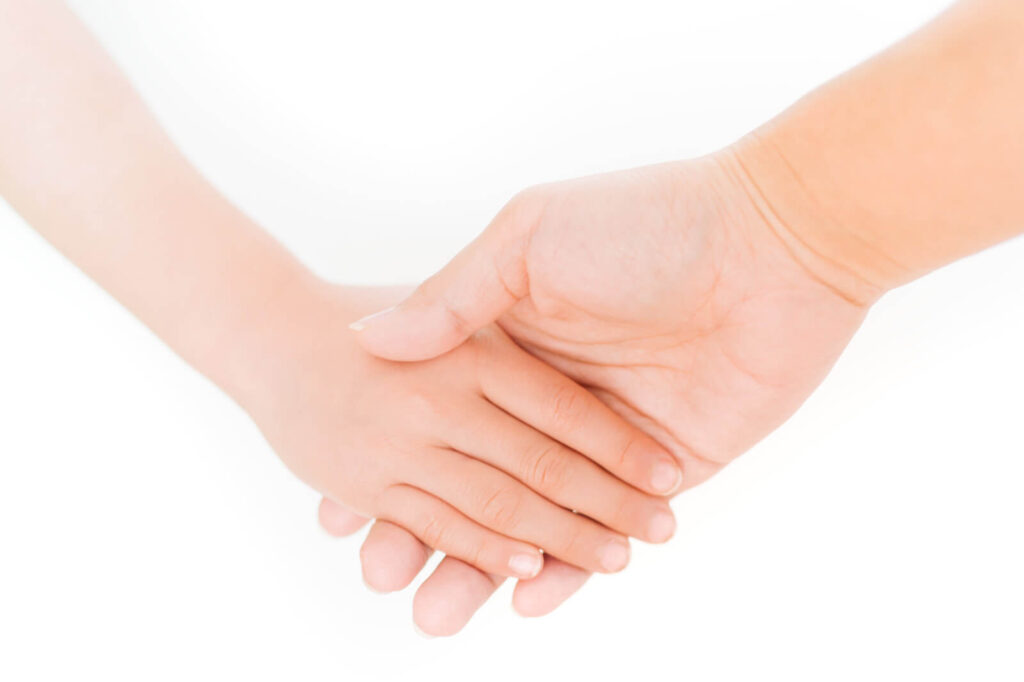 手を繋いでいる様子