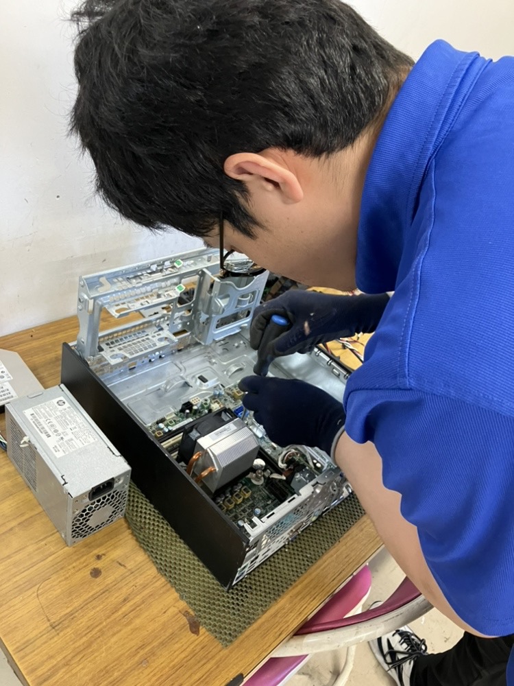 基板の解体をしている