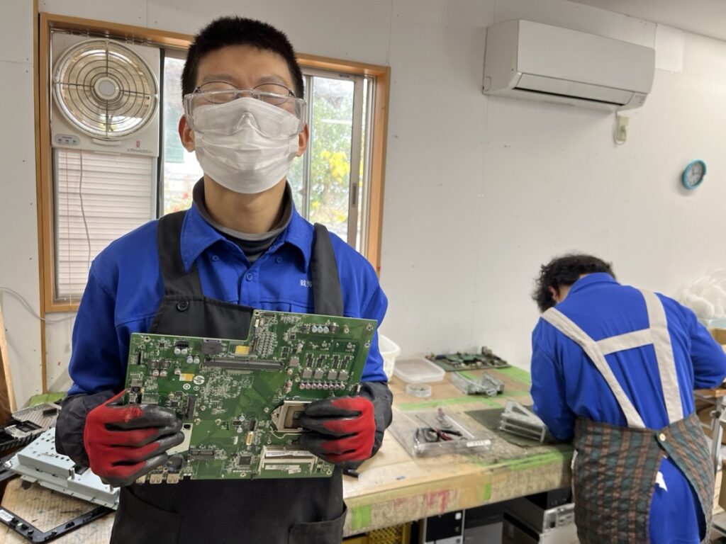 基板の解体をしている